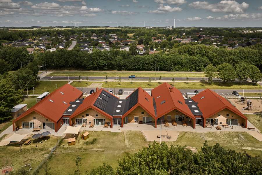 Die Kindertagesstätte in Holstebro heißt Kinder und Natur, von Kopf bis Fuß in Stahlprofilen, willkommen, Nørre Boulevard 57, 7500 Holstebro, Dänemark